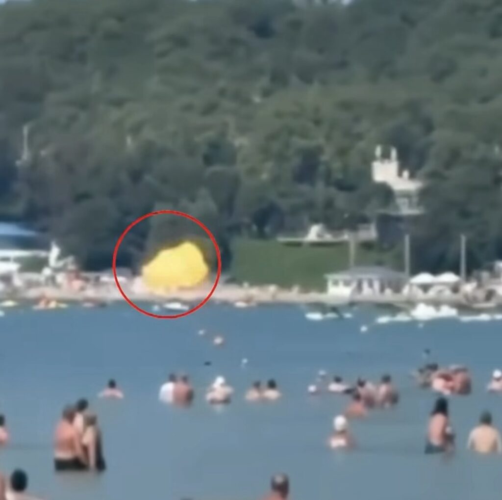 Tragjedi në plazh! Droni bie mes pushuesve, raportohet për viktima dhe dhjetëra të plagosur (VIDEO)
