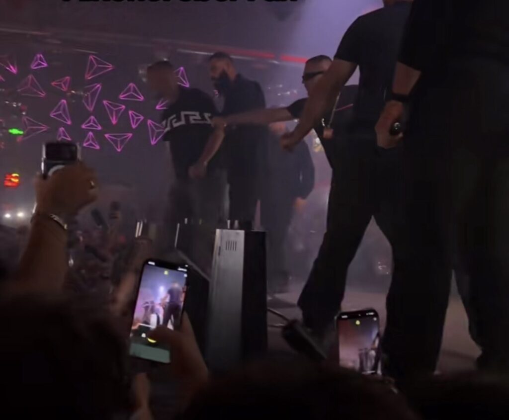 Çfarë ndodhi?! Don Xhoni sulmon fansin në mes të performancës (VIDEO)